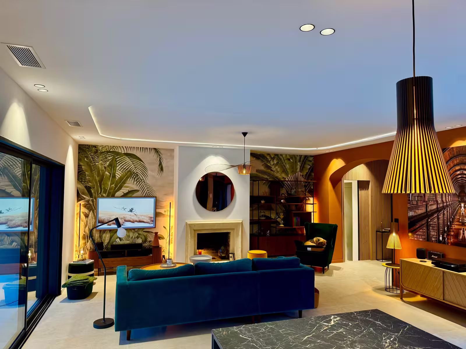 Salon contemporain avec cheminée et plafond design — Villa Valescure