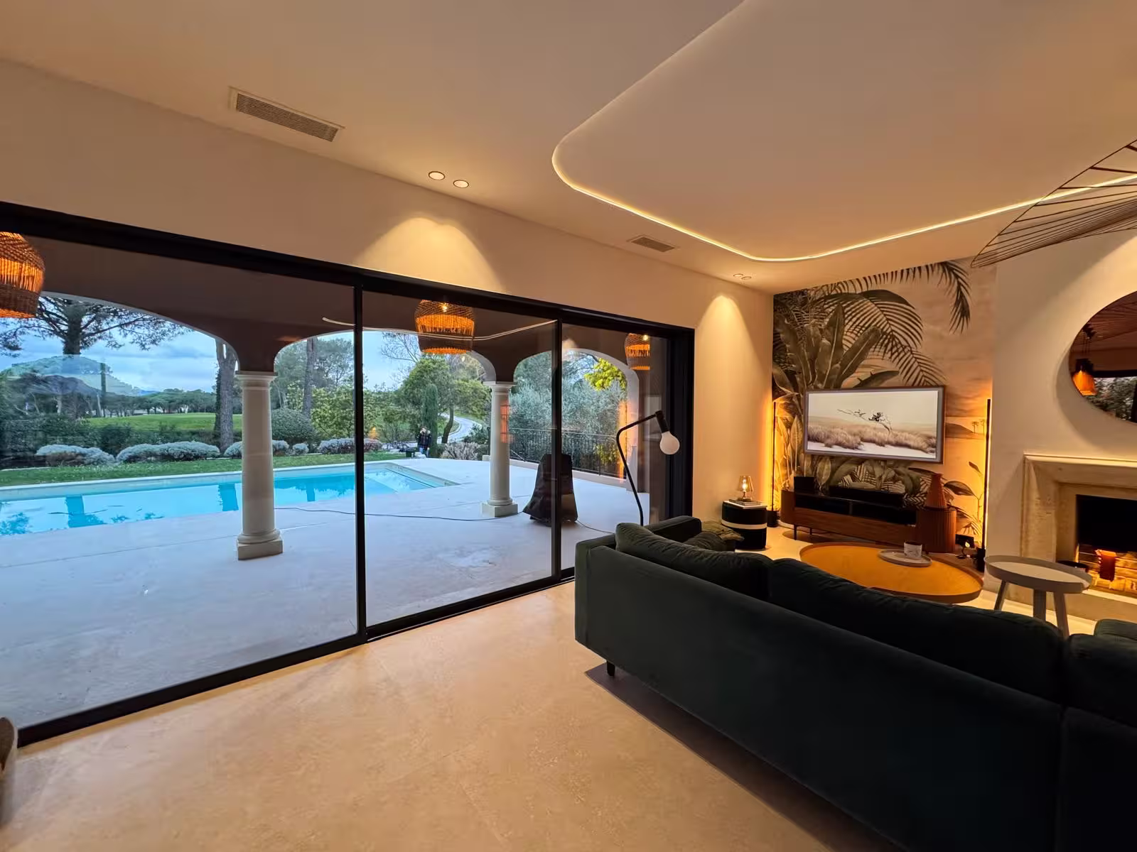 Villa Valescure — espace de vie rénové ouvert sur la piscine à Saint-Raphaël