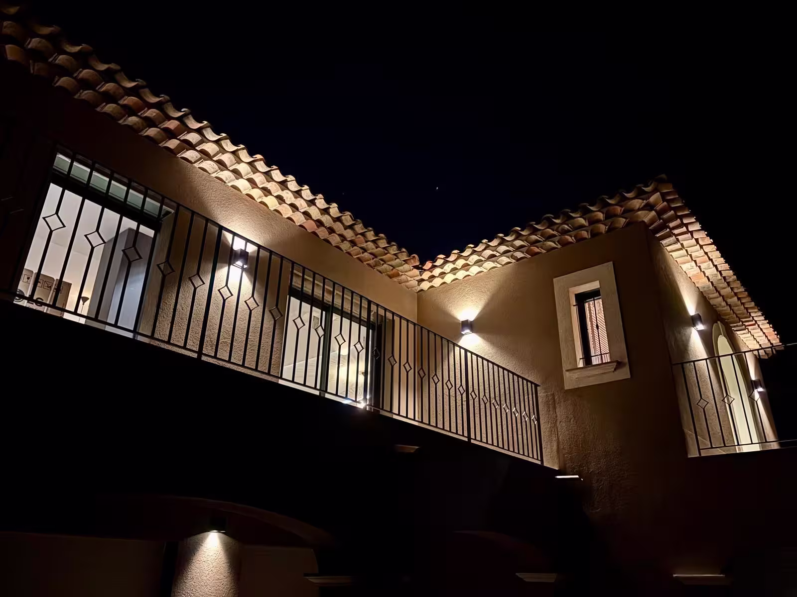 Terrasse couverte éclairée au crépuscule, plafond à éclairage LED intégré — Villa Valescure