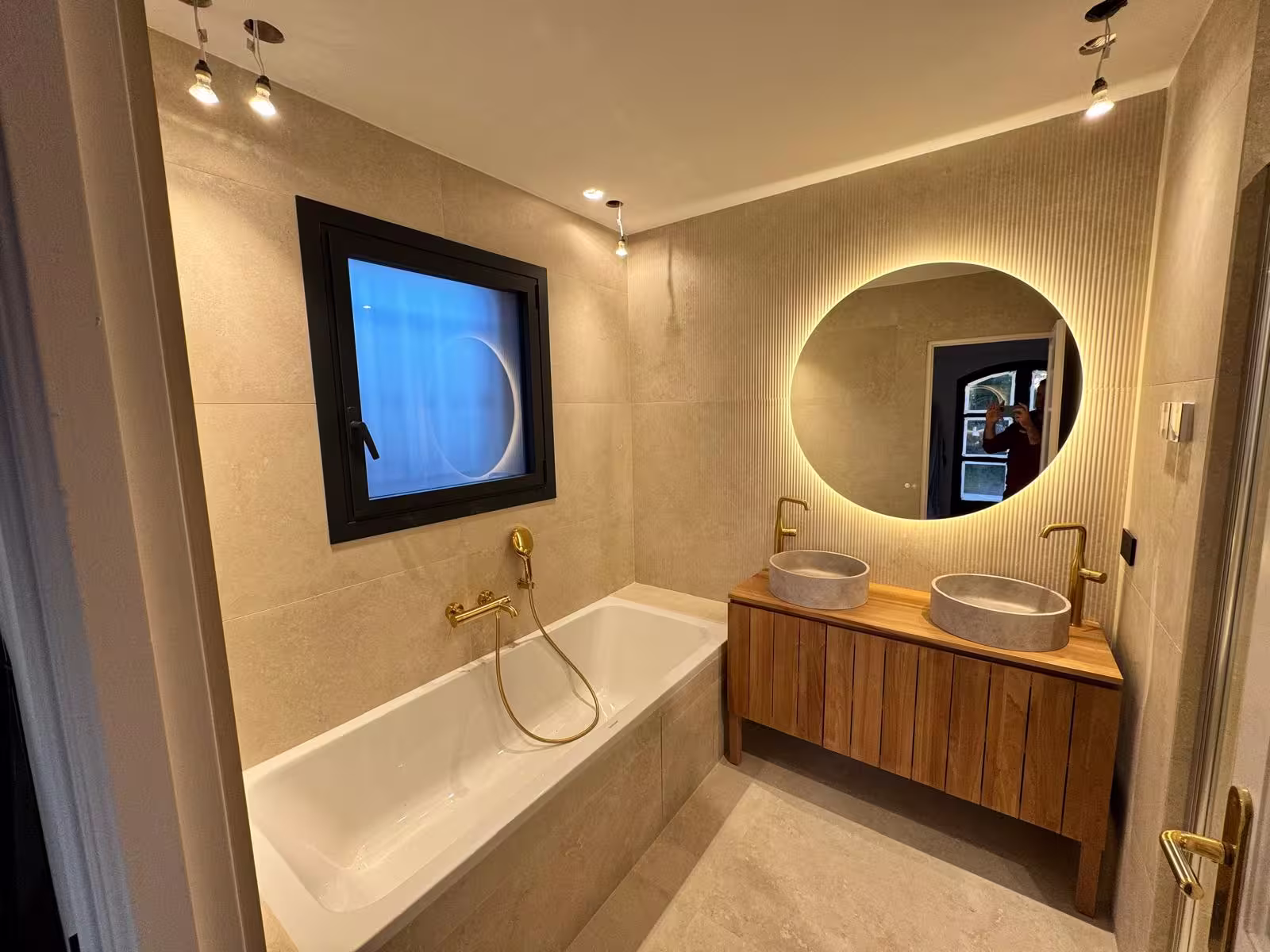 Salle de bain rénovée avec baignoire et double vasque en bois — Villa Valescure