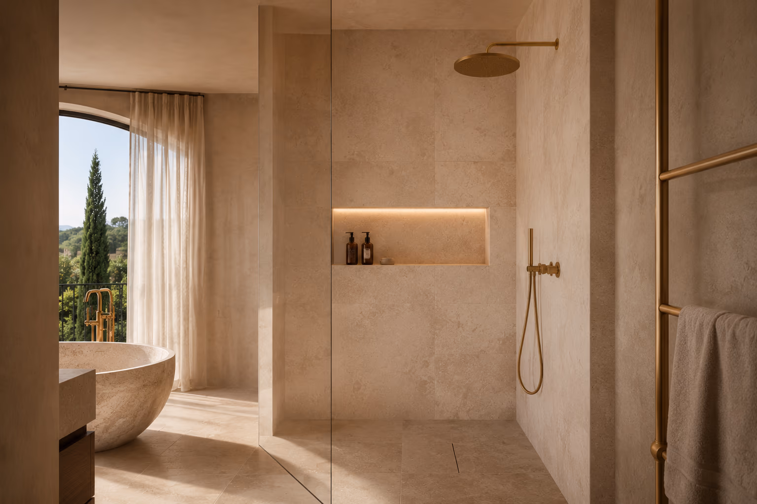 Douche à l'italienne derrière une paroi vitrée, niche encastrée et grand format au sol — Villa Promenade