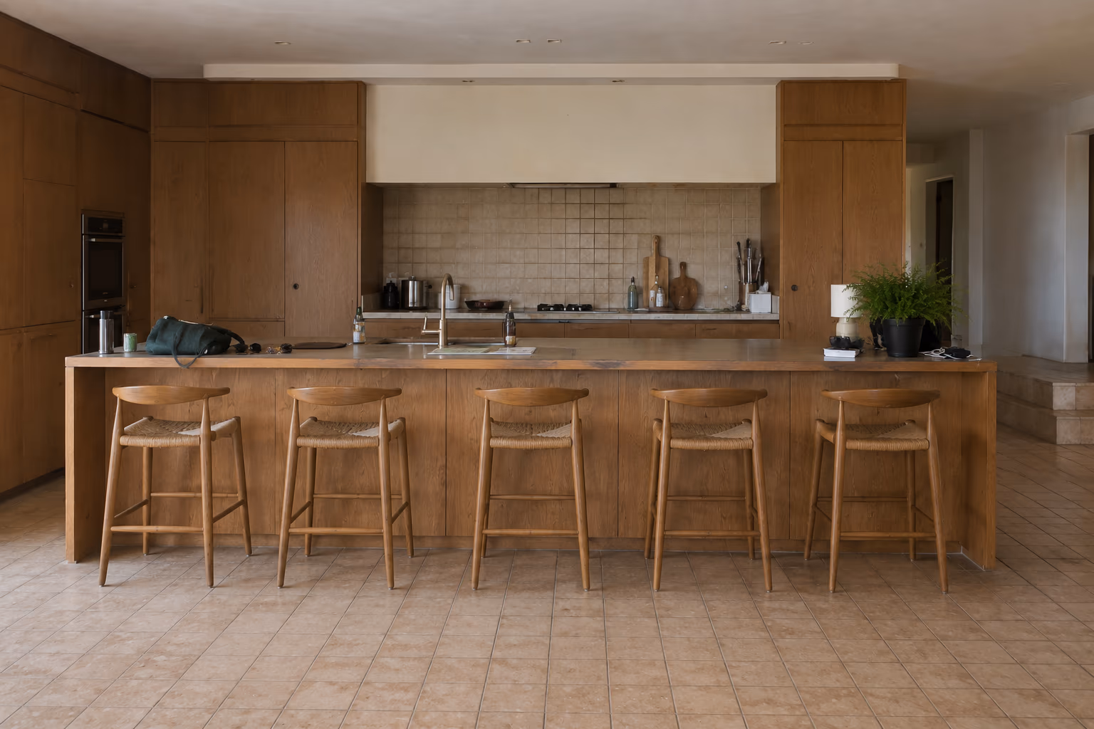 Cuisine avant rénovation, mobilier en bois daté et sol carrelé vieillissant — Résidence Côte d'Or